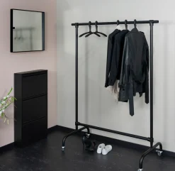 Kledingrek Yuki Zwart^Huisenthuis Online